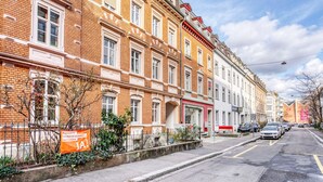 A row of terraced houses with a brick facade and white window frames. - Stellar Matthäus 1BR w/ Laundry, 13 min to City Center, by Blueground (Basel)