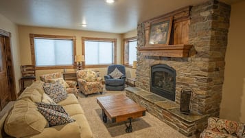 Una televisión, una chimenea