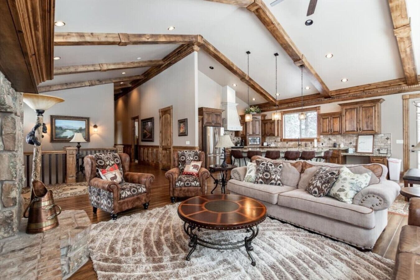 Een televisie en een open haard