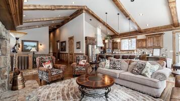 Een televisie en een open haard