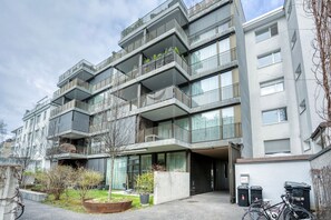 Exterior - Stylish St. Johann 2BR w/ Parking & W/D, nr River, by Blueground (Basel)