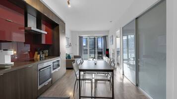 Een koelkast, een magnetron, een oven, een kookplaat