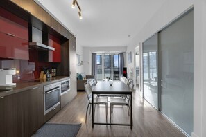 Frigorífic, microones, forn i placa de cuina 