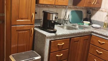 Een koelkast, een oven, een kookplaat, een koffiezetapparaat/waterkoker