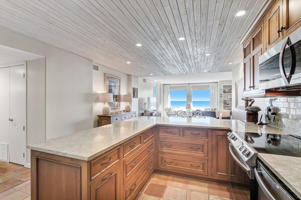 冷蔵庫、電子レンジ、オーブン、コンロ