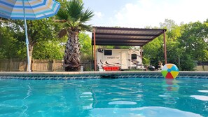 Outdoor pool - Cozy RV in amazing Austin with AC, WiFi, Swimming Pool (Austin)