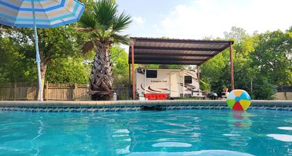 Cozy RV in amazing Austin with AC, WiFi, Swimming Pool