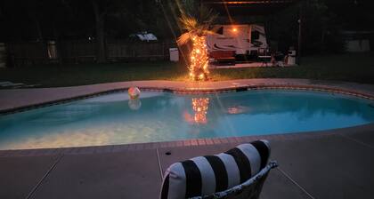 Cozy RV in amazing Austin with AC, WiFi, Swimming Pool