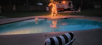 Cozy RV in amazing Austin with AC, WiFi, Swimming Pool