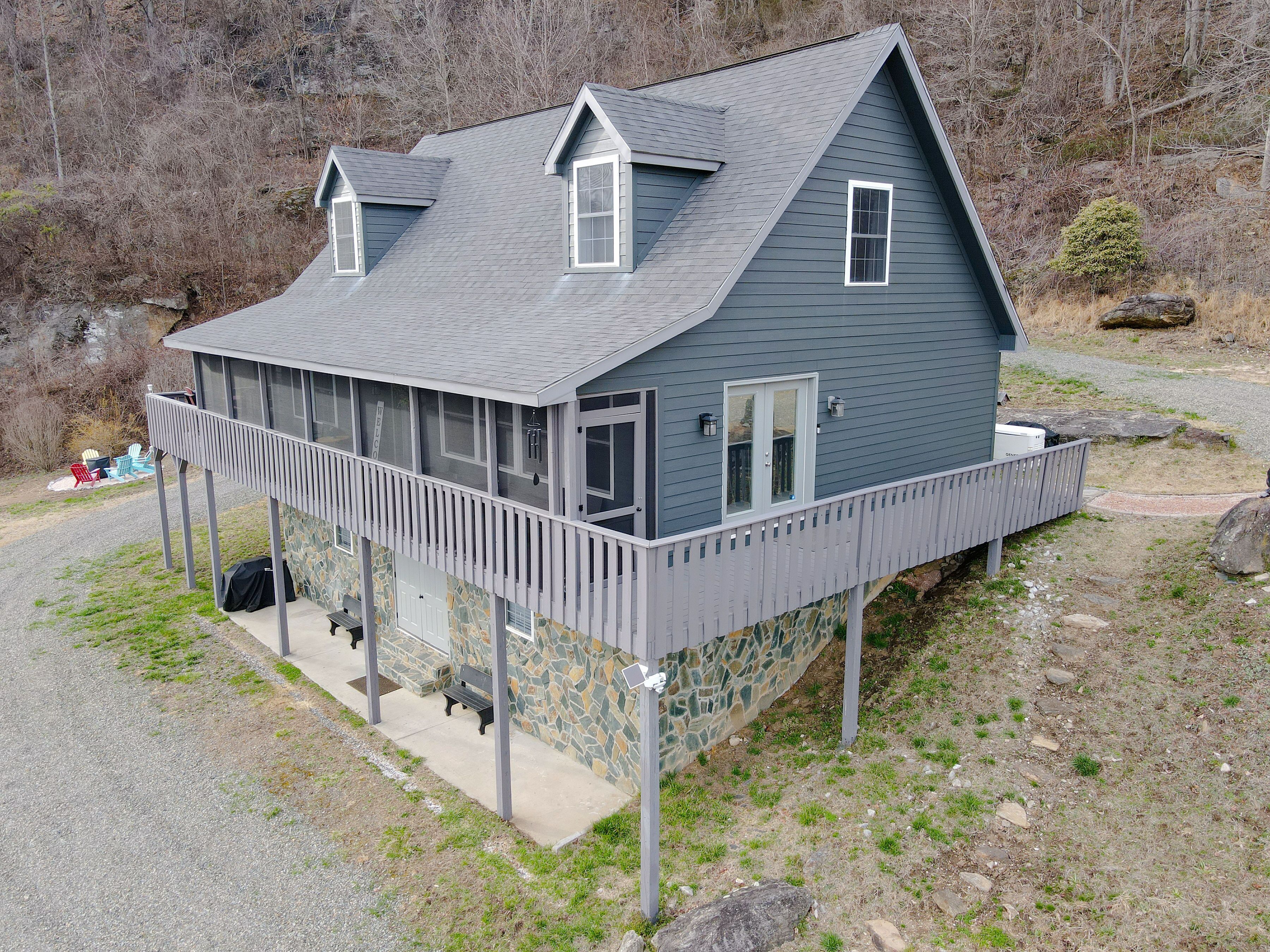 Secluded Cabin with Long Range Views just off Blue Ridge Parkway in Fancy Gap VA