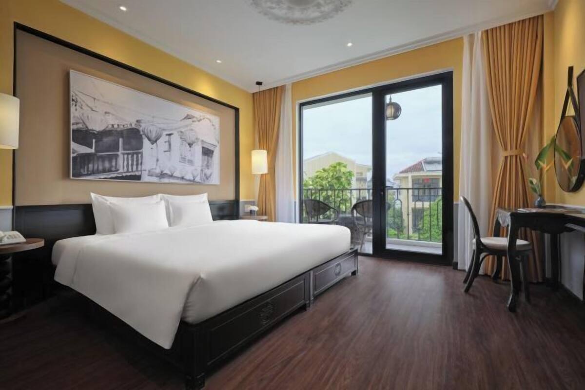 In-room safe, blackout drapes, soundproofing