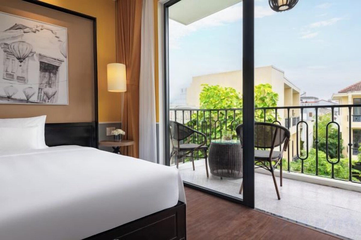 In-room safe, blackout drapes, soundproofing