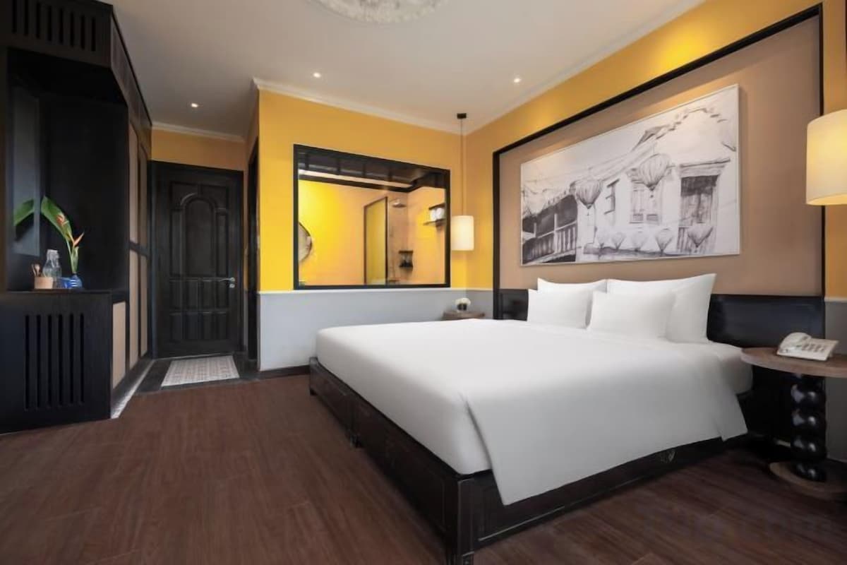 In-room safe, blackout drapes, soundproofing