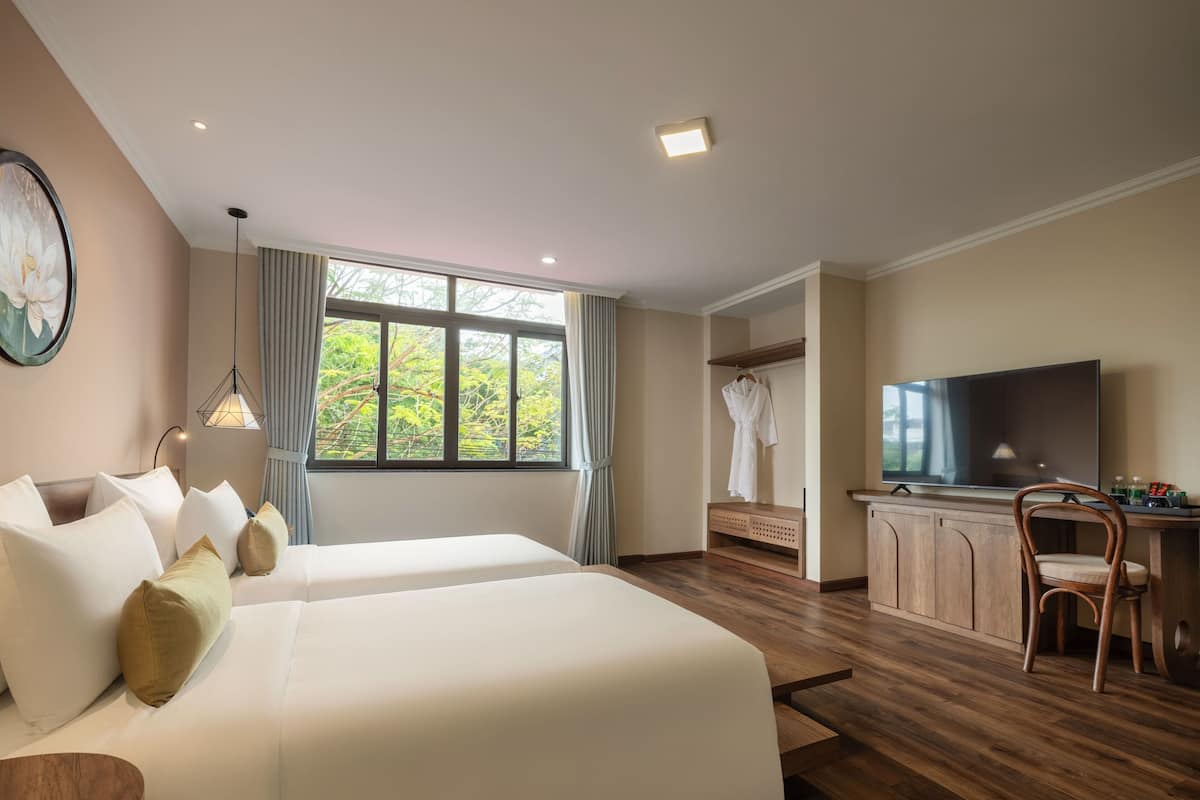 Dobbelt- eller tomannsrom – premier | Safe på rommet, blendingsgardiner, lydisolert og strykejern/-brett