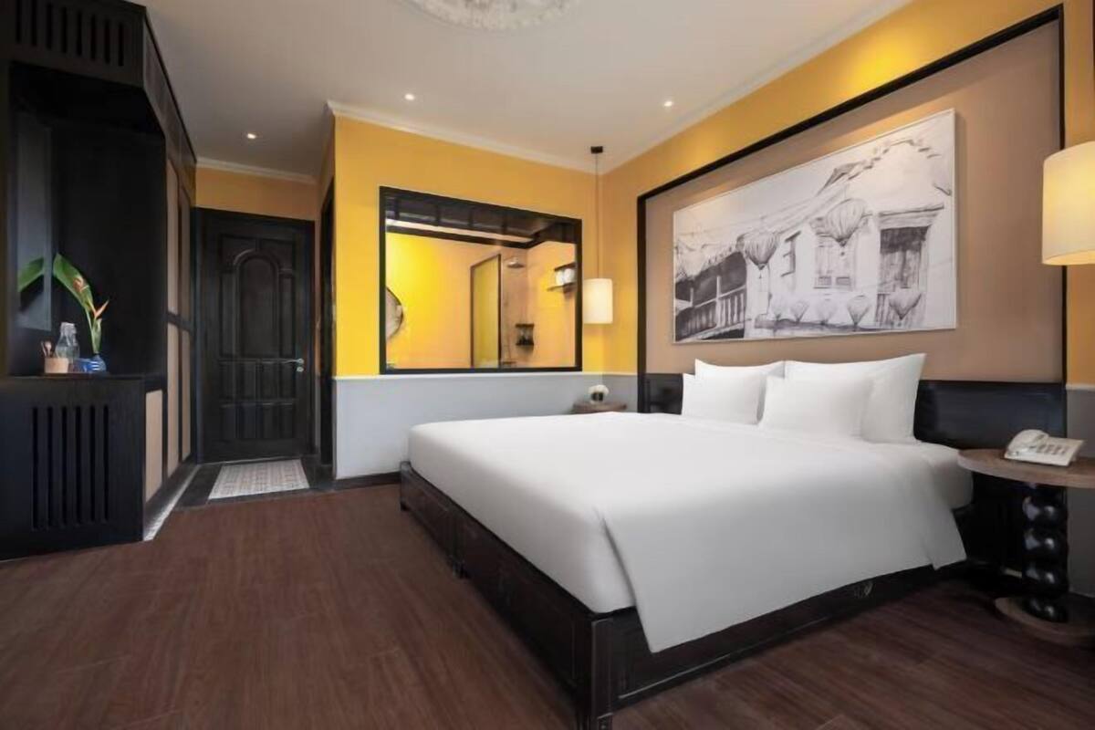 In-room safe, blackout drapes, soundproofing
