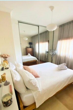 4 slaapkamers, een bureau, een strijkplank/strijkijzer, gratis wifi