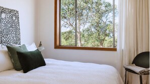 4 bedrooms, desk, iron/ironing board, WiFi (free)
