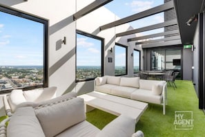 TV - Comfort & Convenience on Little Bourke (Melbourne)