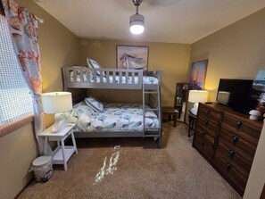 2 Schlafzimmer, Schreibtisch, Bügeleisen/Bügelbrett, kostenloses WLAN