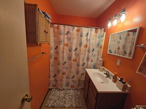 Dusche, Haartrockner, Handtücher, Seife