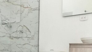 Economy Double Room Single Use | Bathroom | Shower, rainfall showerhead, free toiletries, towels - HOTEL PALLARA CAMPESTRE (Ricaurte)