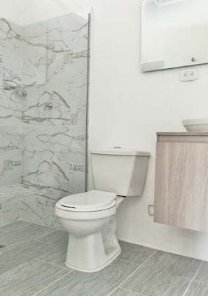 Chambre Double Économique pour 1 personne | Salle de bain | Douche, douche à « effet pluie », articles de toilette gratuits
