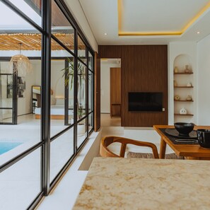 Villa | Opholdsområde | 43-tommers smart-tv med digitale kanaler