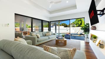 Smart TV, ping pong, books, stereo