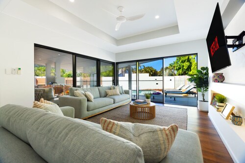 Luxury Sunny Oasis: Pool, SUV Hire, Near Marina