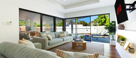 TV connectée, table de tennis de table, livres, chaîne hi-fi