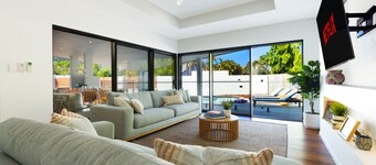 Luxury Sunny Oasis: Pool, SUV Hire, Near Marina