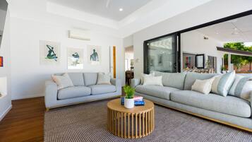 スマートテレビ、卓球台、書庫、ステレオ