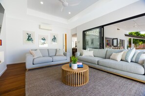 Smart TV, tenis de mesa, libros y estéreo 