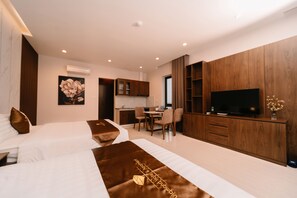 Deluxe Quadruple Room | Minibar, desk, free WiFi, bed sheets - Diamond Hotel (Hai Phong)