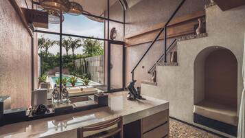 Grand One Bedroom Villa with Private Pool & Bathtub | Seprai antialergi, minibar, brankas, dan meja kerja