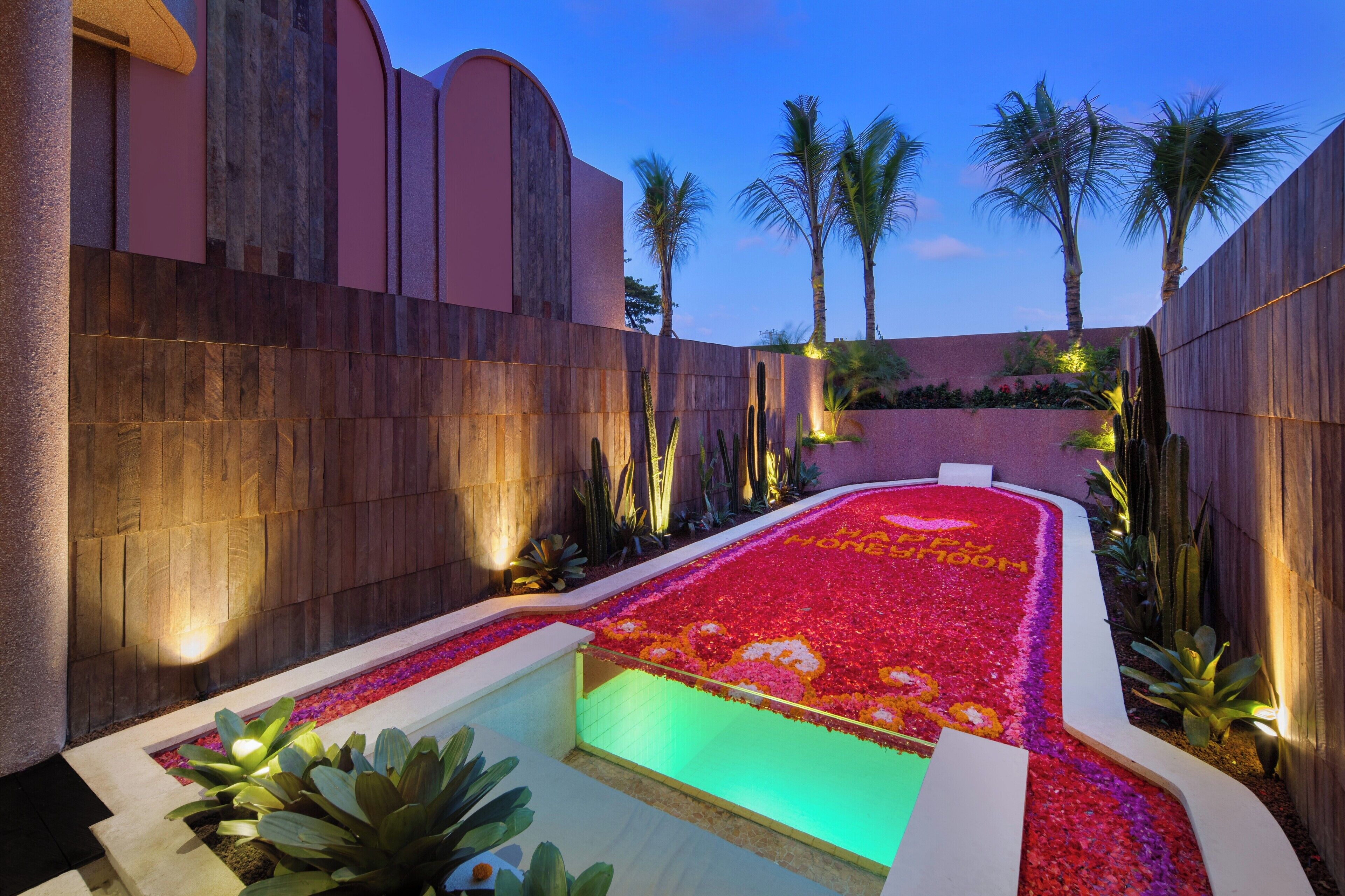 10 室内游泳池，室外游泳池，池畔遮阳伞，日光浴躺椅