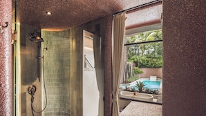 One Bedroom Villa with Private Pool & Bathtub | 浴室 | 獨立浴缸和淋浴設備、全浸式浴缸、淋浴花灑、名牌盥洗用品