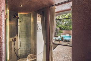 One Bedroom Villa with Private Pool & Bathtub | Phòng tắm | Bồn tắm và buồng tắm vòi sen riêng, bồn tắm ngâm, vòi sen phun mưa 