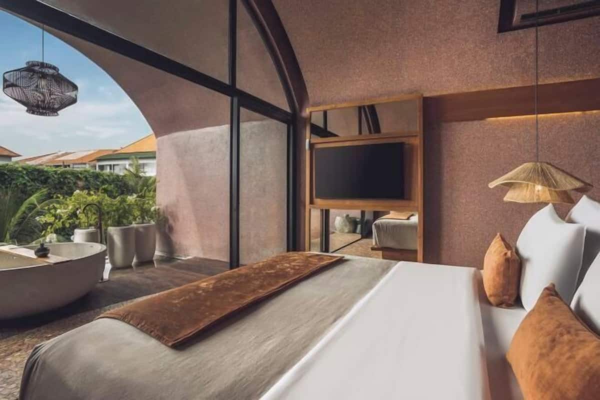 Hypo-allergenic bedding, minibar, in-room safe, desk