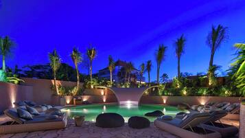 10 piscinas techadas, una piscina al aire libre, sombrillas
