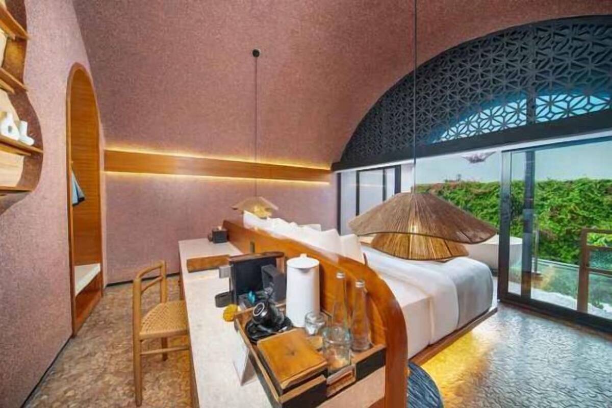 Hypo-allergenic bedding, minibar, in-room safe, desk