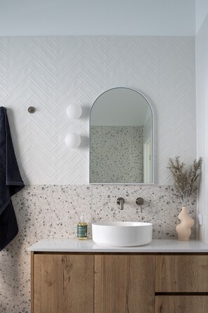 Ducha, secador de pelo, toallas y jabón