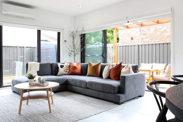 Una televisión de pantalla plana