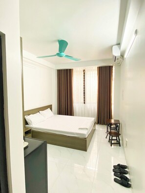Hypo-allergenic bedding, desk, soundproofing, free WiFi