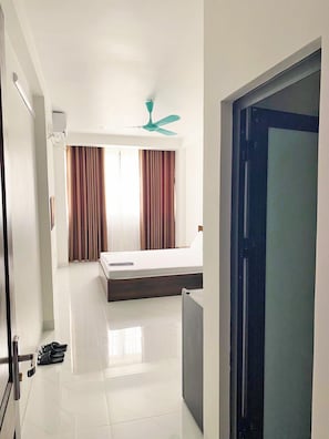Hypo-allergenic bedding, desk, soundproofing, free WiFi - GRAD Minh Trang Motel (Hanoi)