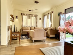 Una televisión de pantalla plana