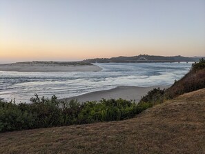 On the beach - Stunning-Unimpeded Ocean, Beach, Bay, Bridge, & Peninsula Views w/ Beach Access! (Waldport)