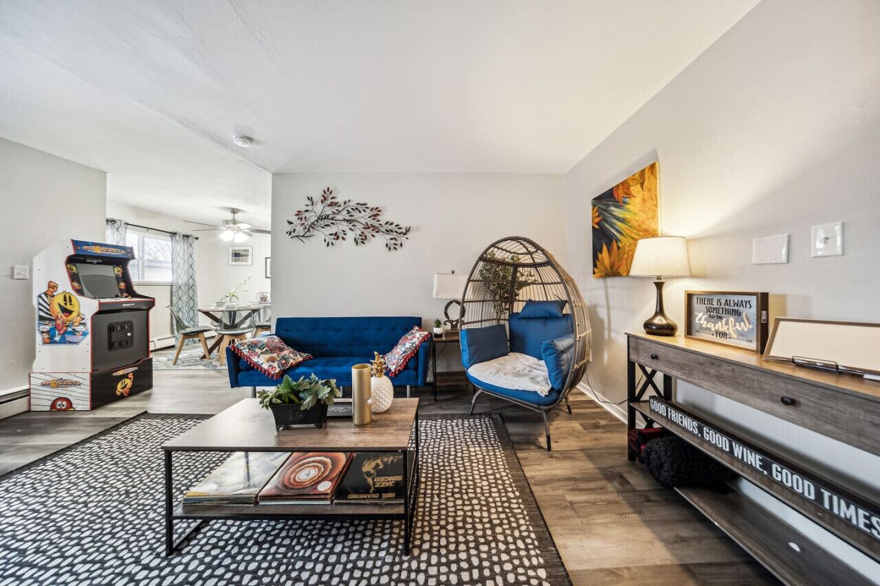 Adorable 2 bedroom Cleveland apt with King