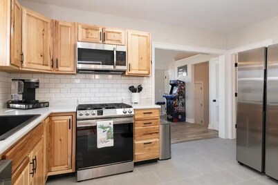 Historic Craftsman, just 8 minutes from downtown Kalamazoo.