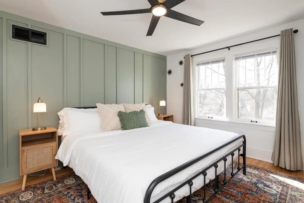 3 bedrooms, desk, iron/ironing board, travel crib